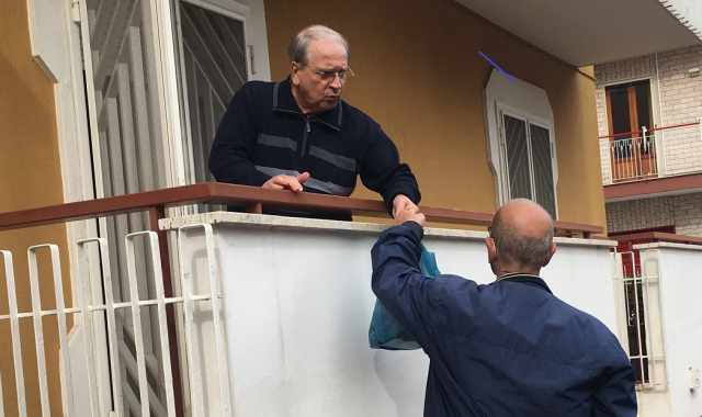 La mensa dei poveri chiude ma Amedeo non si ferma: Consegno il cibo dal mio balcone